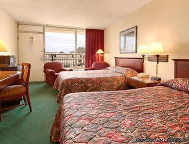 Super 8 By Wyndham Hotel